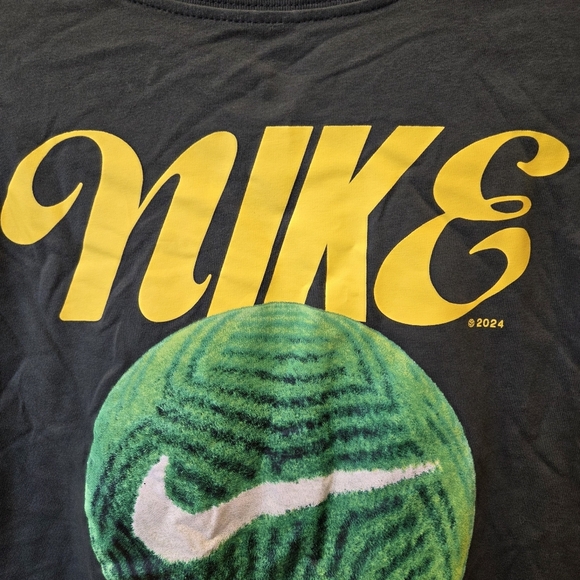 Nike Men's Small Pitch Precision Soccer Graphic T-Shirt in Dark Green New - Picture 8 of 11